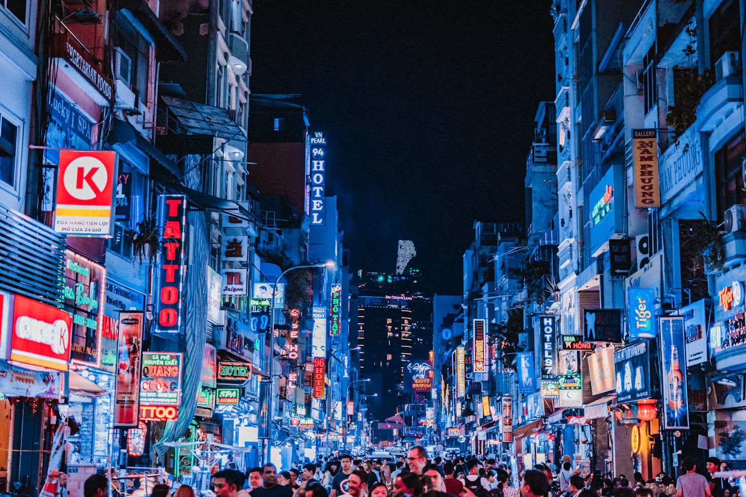 Phố đêm Sài Gòn rực rỡ biển hiệu đèn neon
